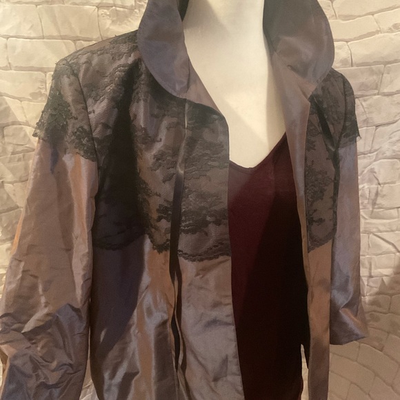 “TRISTAN& ISEUT” IRIDESCENT SATINY MAUVE LACE OVER LAY  SHORT OPEN JACKET. - Picture 6 of 16